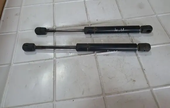 Audi A4 S4 B5 8D Tailgate strut 8D5827552F