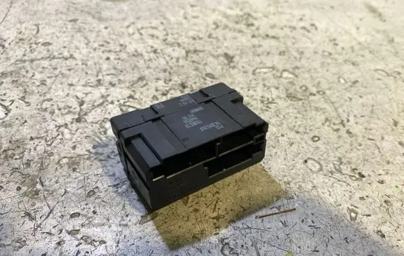 Citroen C4 I Seat heating relay 9445536 200044 010082