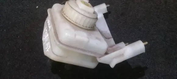 Brake fluid reservoir