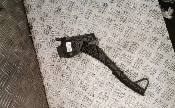 Volvo V70 Accelerator throttle pedal 30715173