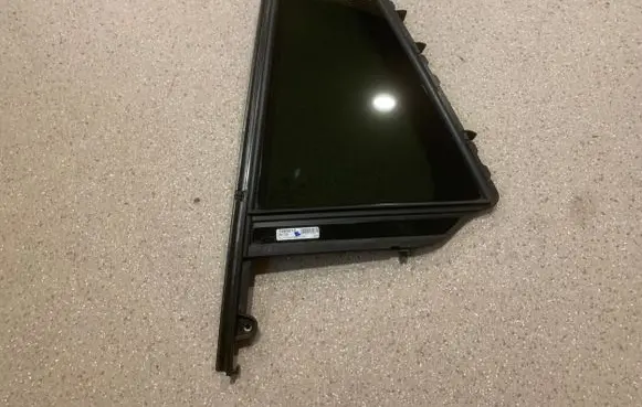 BMW 3 G20 G21 Rear vent window glass 7499513