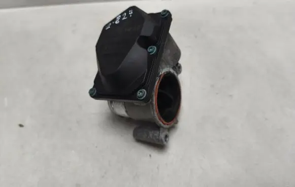 Volkswagen Tiguan Throttle valve 03L128063T