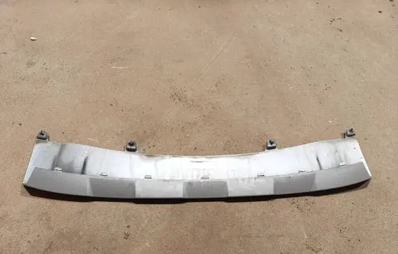 Front bumper lip
