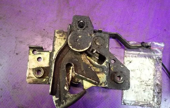 Ford Fiesta Engine bonnet/hood lock/catch