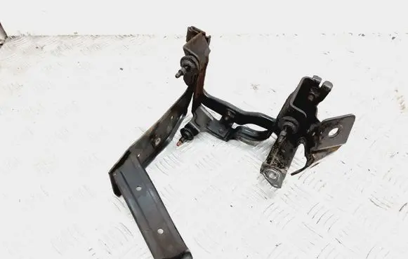 Volvo V50 Power steering pump mounting bracket 