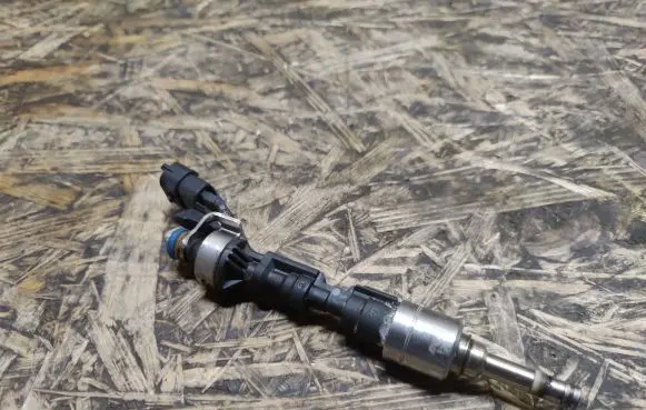 Jaguar XJL Fuel injector 8W939F593AD
