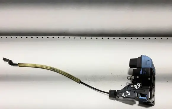 Volvo XC70 Front door lock 30634616