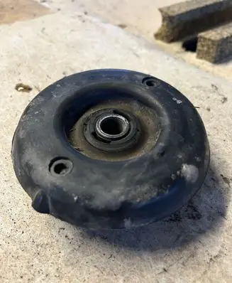 Citroen C4 I Coil spring mount 