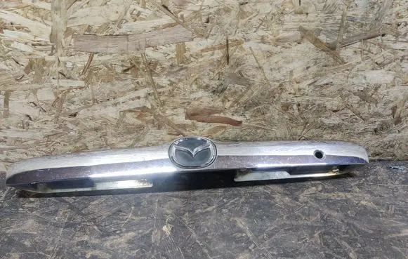 Trunk door license plate light bar