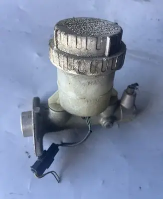 Mitsubishi Pajero Master brake cylinder