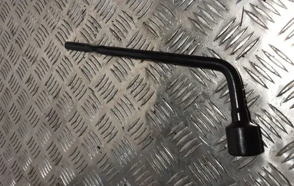 Hyundai Santa Fe Wheel nut wrench 