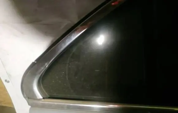 Rear vent window glass