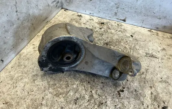 Honda FR-V Engine mount bracket KKA6