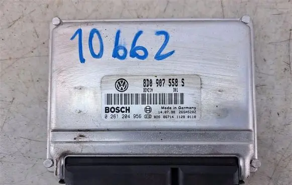 Volkswagen PASSAT B5 Engine control unit/module 8D0907558S