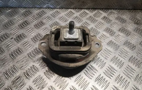 Land Rover Discovery 3 - LR3 Engine mount bracket KKB500441 KKB500760