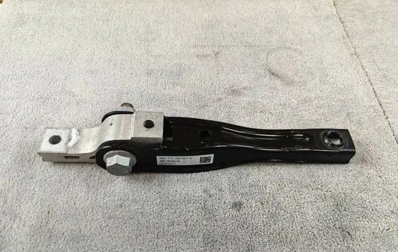 Volkswagen Tiguan Engine mounting bracket 5Q0199855AD 09052017