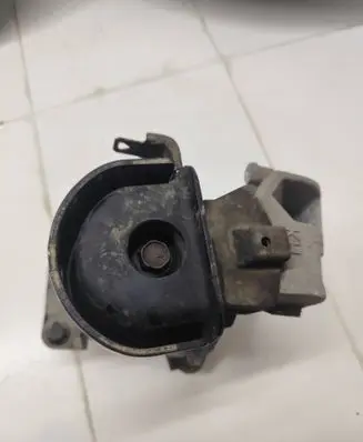 Engine mount bracket