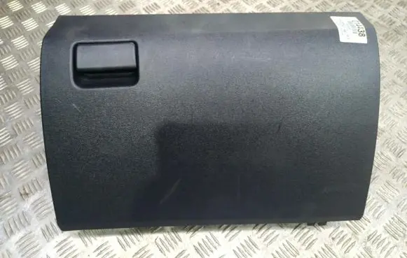 Toyota Avensis T270 Glove box