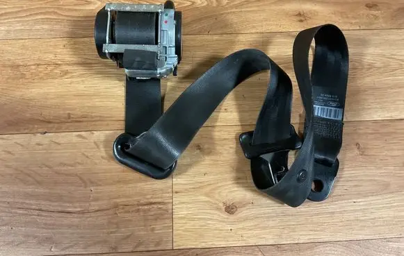 Ford Mondeo MK IV Front seatbelt 606637800 010L000
