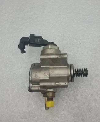 Volkswagen Golf V Fuel injection high pressure pump 03C127025R