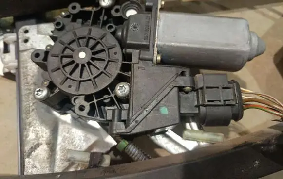 Audi A4 S4 B5 8D Front door window regulator motor 113846101