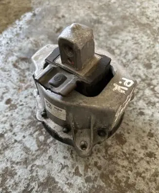 BMW 3 G20 G21 Engine mount bracket 7581619 17276810 00930186