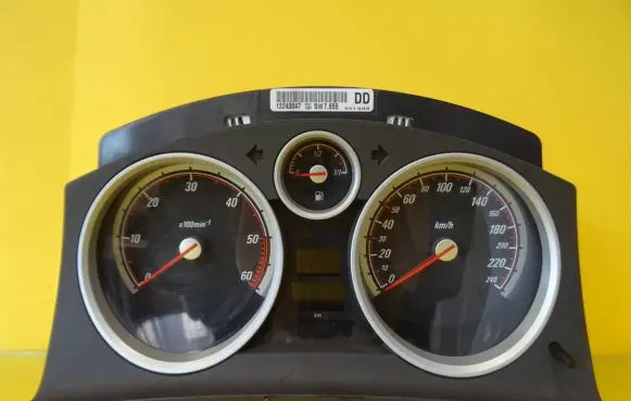 Opel Zafira B Speedometer (instrument cluster) 13243047