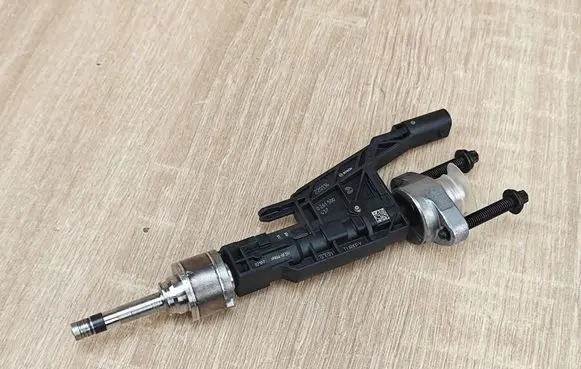 BMW 5 G30 G31 G38 Fuel injector 8656548