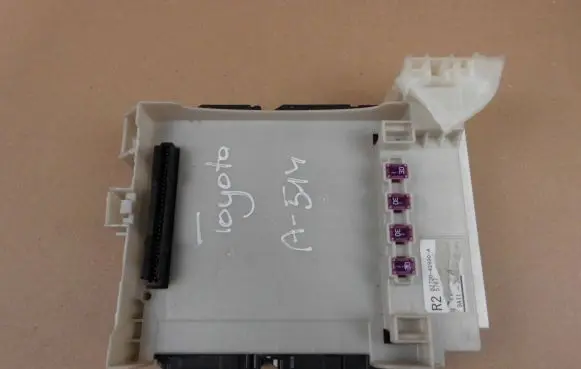 Toyota RAV 4 (XA50) Fuse box set 8273042890A