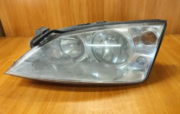 Ford Mondeo Mk III Headlight/headlamp 0301174601 1S7113006BJ 109802A04HE