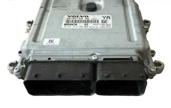 Volvo V70 Engine control unit/module 30785100AB 0281012765