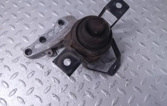 Suzuki Swift III Engine mount bracket 1161052R50