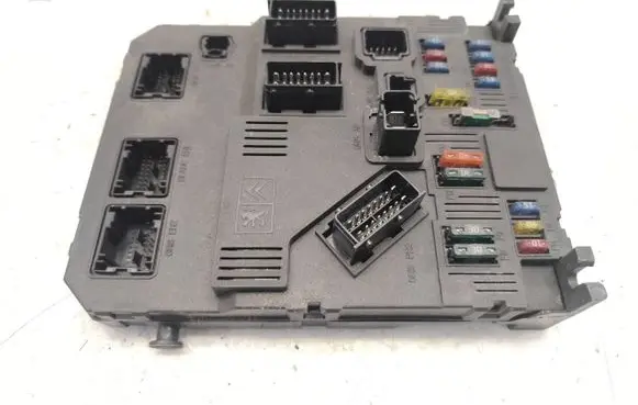 Peugeot 206 Fuse module S118085220A