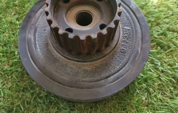 Volkswagen Polo IV 9N3 Crankshaft pulley 045105243BD