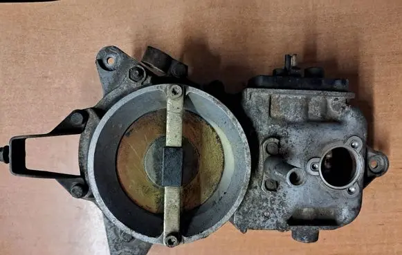 Mercedes-Benz E W124 Throttle valve 0438121033