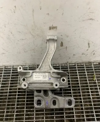 Volkswagen Jetta VII Engine mount bracket 5Q0199262