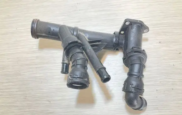 Audi Q3 8U Engine coolant pipe/hose 04L121026F 04L121071E