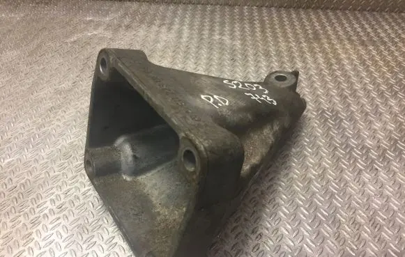 Mercedes-Benz C W203 Engine mounting bracket 6112230804 A6112230804