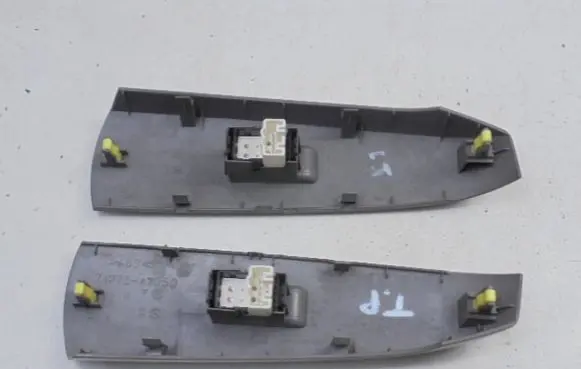 Toyota Prius (NHW20) Electric window control switch 74272-47050