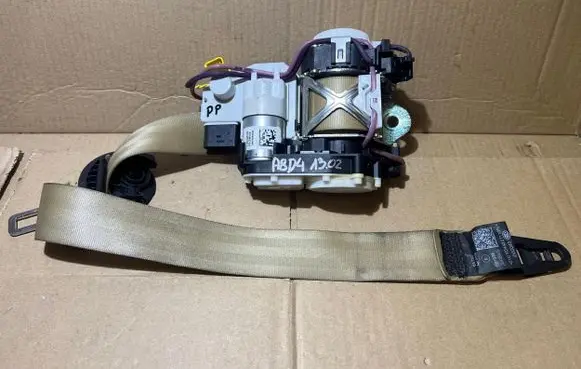 Audi A8 S8 D4 4H Front seatbelt