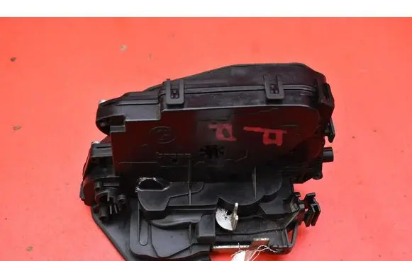 BMW X3 E83 Front door lock 7059974