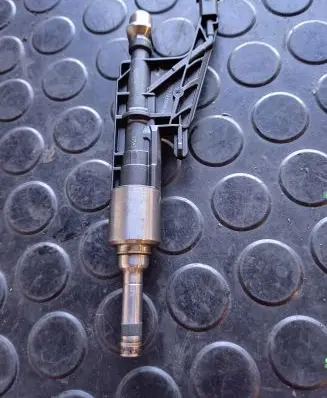 BMW 5 G30 G31 Fuel injector 0261500539 1709131913