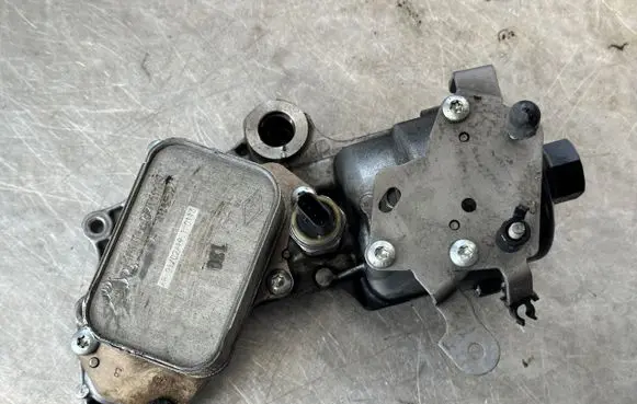 Peugeot 5008 II Oil filter mounting bracket 9823532380