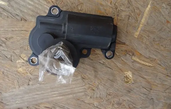 Mercedes-Benz Vito Viano W447 Intake manifold valve actuator/motor A2139068601