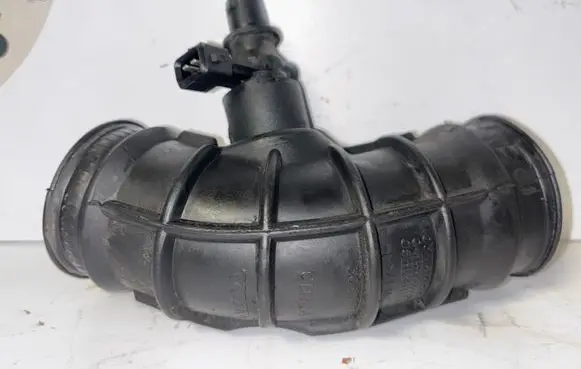 Volvo V70 Turbo air intake inlet pipe/hose 30636854