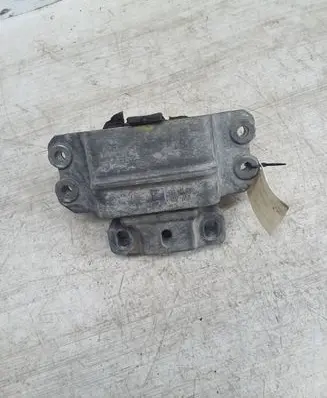 Engine mount bracket