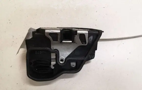 BMW 1 E81 E87 Front door lock 7167073