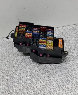 Volkswagen Touareg I Fuse module 7L0941828