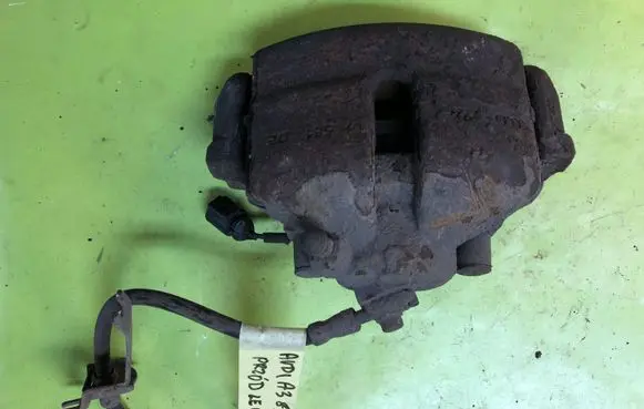 Volkswagen Golf V Front brake caliper 581DE