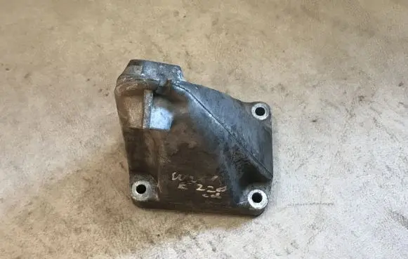 Mercedes-Benz C W203 Engine mounting bracket A6112230804